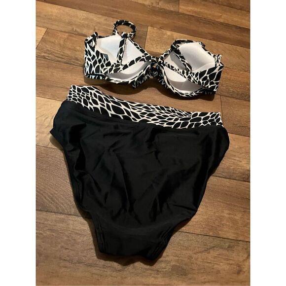 St John’s Bay 2-Piece Woman’s Swimsuit Set Woman’s Size 10 Top Size 8 Bottoms - Picture 8 of 9
